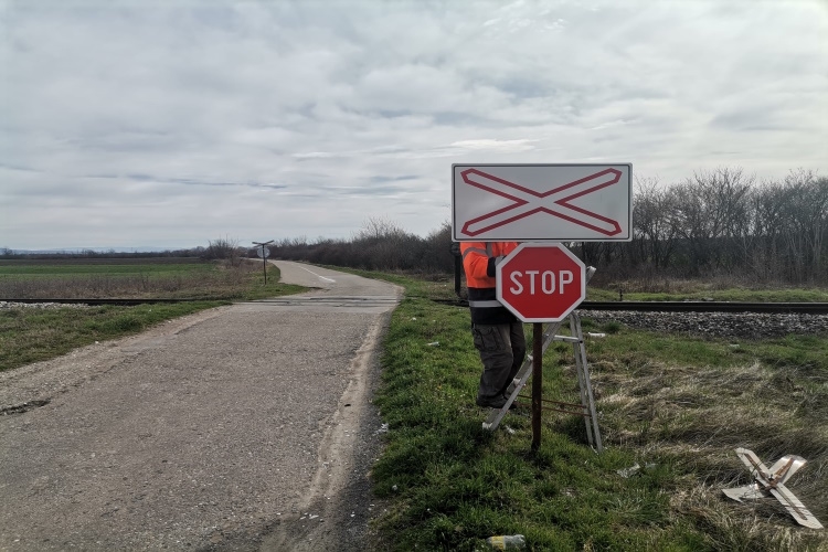 РАДОВИ НА ОДРЖАВАЊУ ВЕРТИКАЛНЕ СИГНАЛИЗАЦИЈЕ...